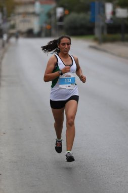 İSTANBUL, TURKEY - 20 Eylül 2020: İstanbul Eski kentinde İstanbul YarıMaratonu 'nda koşan sporcu