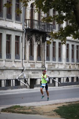 İSTANBUL, TURKEY - 20 Eylül 2020: İstanbul Eski kentinde İstanbul YarıMaratonu 'nda koşan sporcu