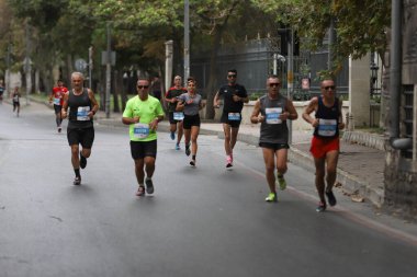 İSTANBUL, TURKEY - 20 Eylül 2020: İstanbul 'un eski kentinde İstanbul YarıMaratonu' nda koşan sporcular