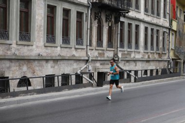 İSTANBUL, TURKEY - 20 Eylül 2020: İstanbul Eski kentinde İstanbul YarıMaratonu 'nda koşan sporcu