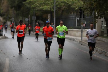İSTANBUL, TURKEY - 20 Eylül 2020: İstanbul 'un eski kentinde İstanbul YarıMaratonu' nda koşan sporcular