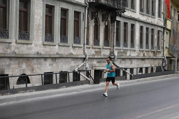 伊斯坦布尔伊斯坦布尔 土耳其 2020年9月20日 在伊斯坦布尔老城区参加伊斯坦布尔半程马拉松赛的运动员 — 图库照片