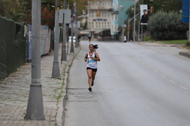 İSTANBUL, TURKEY - 20 Eylül 2020: İstanbul Eski kentinde İstanbul YarıMaratonu 'nda koşan sporcu