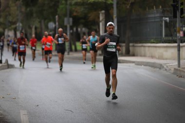 İSTANBUL, TURKEY - 20 Eylül 2020: İstanbul 'un eski kentinde İstanbul YarıMaratonu' nda koşan sporcular