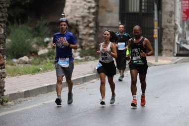 İSTANBUL, TURKEY - 20 Eylül 2020: İstanbul 'un eski kentinde İstanbul YarıMaratonu' nda koşan sporcular