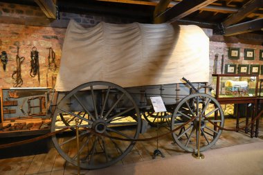 İSTANBUL, TURKEY - 20 Eylül 2020 Rahmi M. Koç Sanayi Müzesi 'ndeki kapalı vagon. Koç Müzesi, ulaşım, endüstri ve haberleşme tarihine adanmış bir sanayi müzesidir.