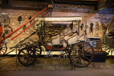 İSTANBUL, TURKEY - 20 Eylül 2020: Rahmi M. Koç Endüstri Müzesi 'nde antika koçu. Koç Müzesi, ulaşım, endüstri ve haberleşme tarihine adanmış bir sanayi müzesidir.