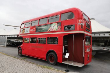 ISTANBUL, TURKEY - 20 Eylül 2020: Rahmi M. Koç Endüstri Müzesi 'nde Kırmızı Çift katlı Londra Otobüsü. Koç Müzesi, ulaşım, endüstri ve haberleşme tarihine adanmış bir sanayi müzesidir.