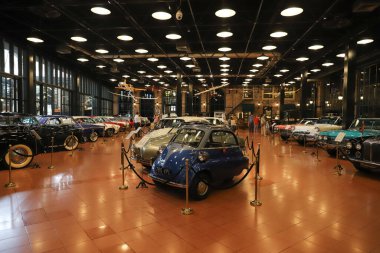 İSTANBUL, TURKEY - 20 Eylül 2020: Rahmi M. Koç Sanayi Müzesi 'nde klasik araba sergisi.