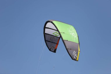 IZMIR, TURKEY - 27 EYLÜL 2020: Selçuk Pamucak Plajında Kitesurfe paraşütü