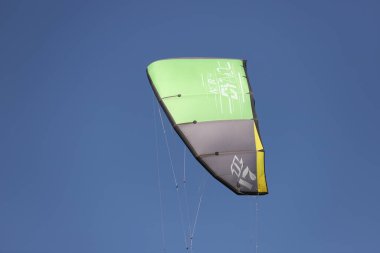 IZMIR, TURKEY - 27 EYLÜL 2020: Selçuk Pamucak Plajında Kitesurfe paraşütü