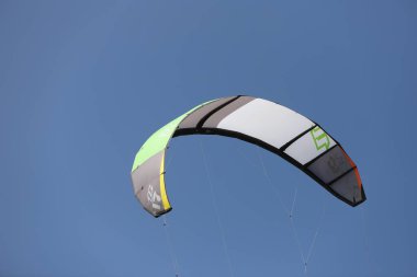 IZMIR, TURKEY - 27 EYLÜL 2020: Selçuk Pamucak Plajında Kitesurfe paraşütü
