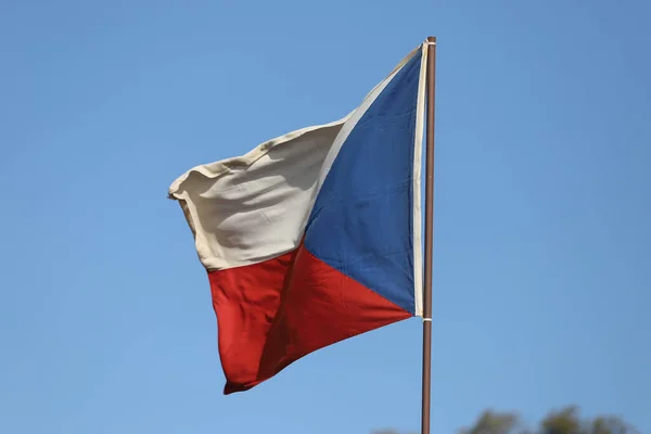 Cseh Köztársaság Zászló Repül Zászlórúd Kék Háttér — Stock Fotó