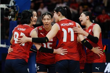 ISTANBUL, TURKIYE - 22 Haziran 2025: Güney Kore 'li oyuncular Sinan Erdem Kubbesi' nde oynanan Dominik Cumhuriyeti VNL Havuz Maçı sırasında skor puanını kutluyorlar