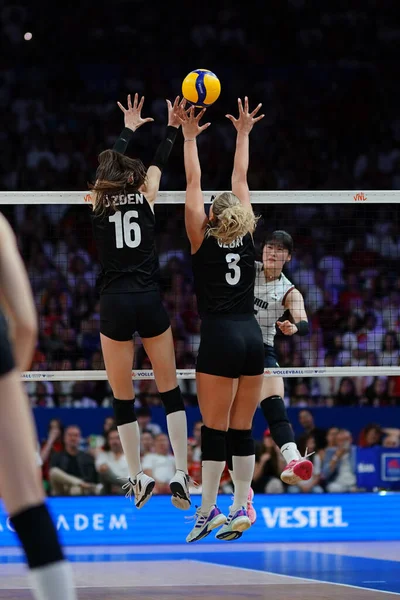 ISTANBUL, TURKIYE - 21 Haziran 2025: Berka Buse Ozden ve Cansu Özbay, Sinan Erdem Kubbesi 'nde oynanan Güney Kore-Türkiye VNL karşılaşmasında