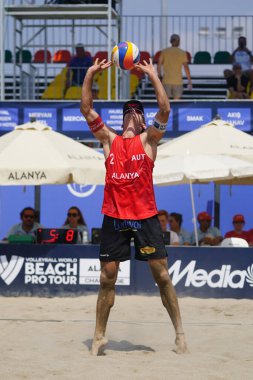 ANTALYA, TURKIYE - 14 Haziran 2025: Alanya 'daki Dünya Sahili Pro Tour Yarışması sırasında tanımlanamayan sporcu