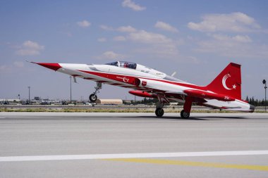 KONYA, TURKIYE - Temmuz 02, 2025: Türk Hava Kuvvetleri Kanadalı NF-5A Özgürlük Savaşçısı Türk Yıldızları Anadolu Kartal Hava Kuvvetleri Tatbikatı sırasında Konya Havalimanı 'nda sergilendi