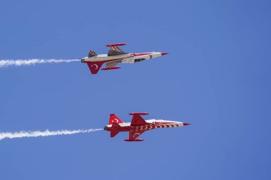 KONYA, TURKIYE - Temmuz 02, 2025: Türk Hava Kuvvetleri Kanadalı NF-5A Özgürlük Savaşçısı Türk Yıldızları Anadolu Kartal Hava Kuvvetleri Tatbikatı sırasında Konya Havalimanı 'nda sergilendi