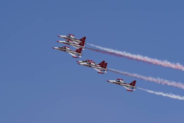 KONYA, TURKIYE - Temmuz 02, 2025: Türk Hava Kuvvetleri Kanadalı NF-5A Özgürlük Savaşçısı Türk Yıldızları Anadolu Kartal Hava Kuvvetleri Tatbikatı sırasında Konya Havalimanı 'nda sergilendi