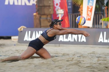 ANTALYA, TURKIYE - 13 Haziran 2025: Alanya 'daki Dünya Sahili Pro Tour Yarışması sırasında tanımlanamayan sporcu