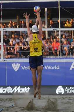 ANTALYA, TURKIYE - 15 Haziran 2025: Alanya 'da düzenlenen Dünya Sahili Pro Tour Yarışması sırasında tanımlanamayan sporcu