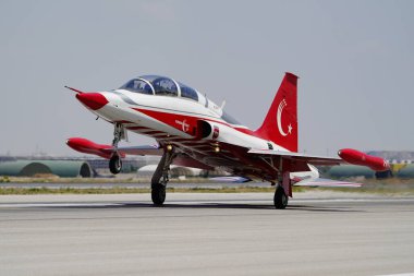KONYA, TURKIYE - Temmuz 02, 2025: Türk Hava Kuvvetleri Kanadalı NF-5A Özgürlük Savaşçısı Türk Yıldızları Anadolu Kartal Hava Kuvvetleri Tatbikatı sırasında Konya Havalimanı 'nda sergilendi