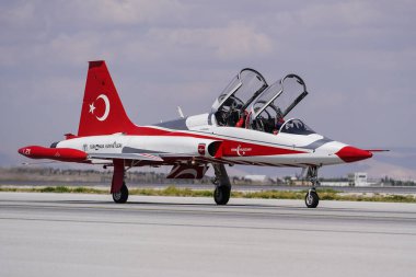 KONYA, TURKIYE - Temmuz 02, 2025: Türk Hava Kuvvetleri Kanadalı NF-5A Özgürlük Savaşçısı Türk Yıldızları Anadolu Kartal Hava Kuvvetleri Tatbikatı sırasında Konya Havalimanı 'nda sergilendi