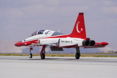 KONYA, TURKIYE - Temmuz 02, 2025: Türk Hava Kuvvetleri Kanadalı NF-5A Özgürlük Savaşçısı Türk Yıldızları Anadolu Kartal Hava Kuvvetleri Tatbikatı sırasında Konya Havalimanı 'nda sergilendi