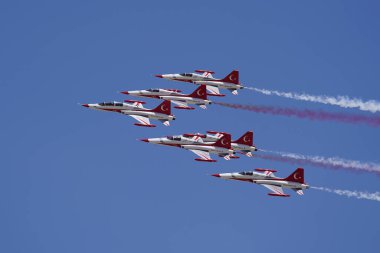 KONYA, TURKIYE - Temmuz 02, 2025: Türk Hava Kuvvetleri Kanadalı NF-5A Özgürlük Savaşçısı Türk Yıldızları Anadolu Kartal Hava Kuvvetleri Tatbikatı sırasında Konya Havalimanı 'nda sergilendi