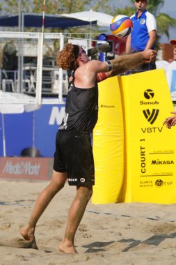 ANTALYA, TURKIYE - 14 Haziran 2025: Alanya 'daki Dünya Sahili Pro Tour Yarışması sırasında tanımlanamayan sporcu