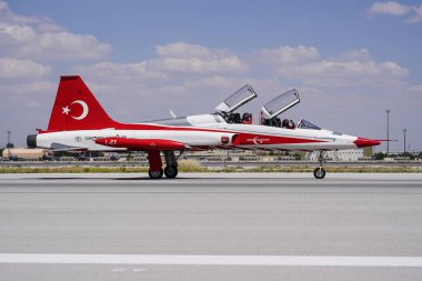 KONYA, TURKIYE - Temmuz 02, 2025: Türk Hava Kuvvetleri Kanadalı NF-5A Özgürlük Savaşçısı Türk Yıldızları Anadolu Kartal Hava Kuvvetleri Tatbikatı sırasında Konya Havalimanı 'nda sergilendi