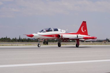 KONYA, TURKIYE - Temmuz 02, 2025: Türk Hava Kuvvetleri Kanadalı NF-5A Özgürlük Savaşçısı Türk Yıldızları Anadolu Kartal Hava Kuvvetleri Tatbikatı sırasında Konya Havalimanı 'nda sergilendi