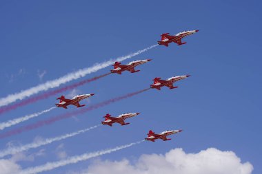 KONYA, TURKIYE - Temmuz 02, 2025: Türk Hava Kuvvetleri Kanadalı NF-5A Özgürlük Savaşçısı Türk Yıldızları Anadolu Kartal Hava Kuvvetleri Tatbikatı sırasında Konya Havalimanı 'nda sergilendi