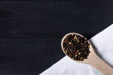 Ahşap kaşıkta biber çeşitleri