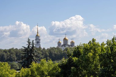 Bulutlu arka planı olan eski kilise kubbeleri