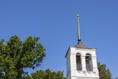 Eski kilise çanları ve ağaçları