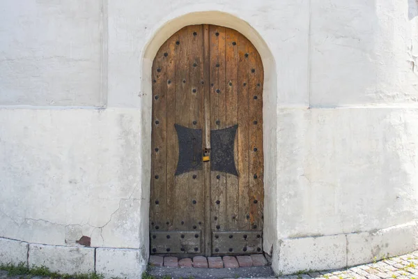 金属リベット付きの古い木製のドア — ストック写真