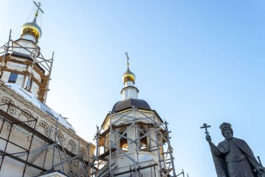 Şehir kilisesi inşaat ve keşiş heykeli altında