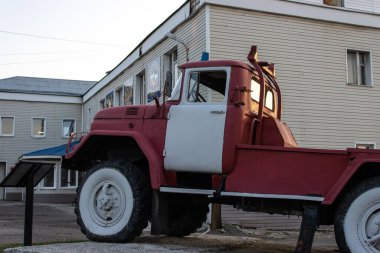 Eski itfaiye aracı kırmızı ve beyaz