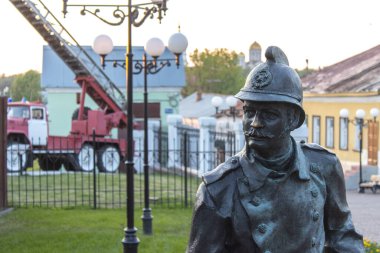 Şehir parkında itfaiyeci heykeli