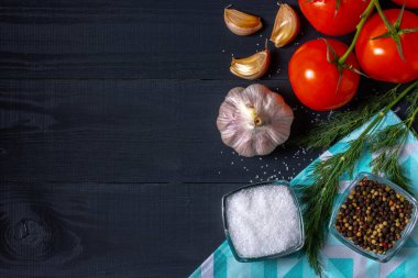 Ev yapımı sarımsaklı domates sosu.