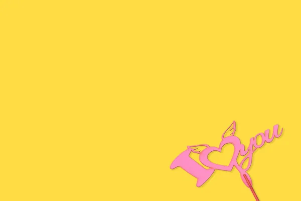 Розовый Знак Любви Изолирован Красивом Желтом Фоне — стоковое фото