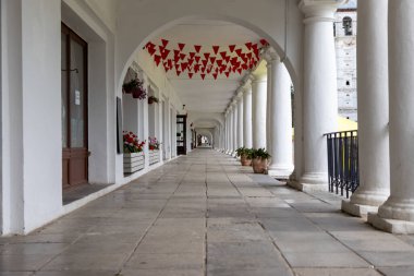 Suzdal, β mirskaya oblast / Rusya - 08.01.2020: Suzdal şehrindeki alışveriş merkezlerinin restorasyon durumu