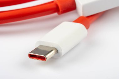 USB tip C konnektör beyaz ve kırmızı kablo kapanışı