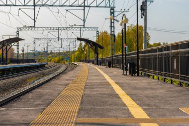 Pazar sabahı boş sokak tren istasyonu platformu