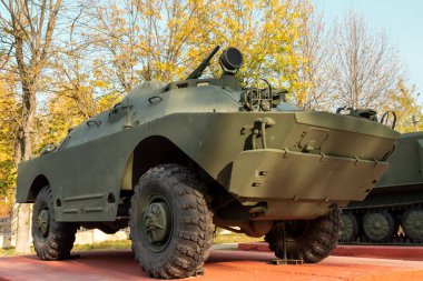 Kovrov, Vladimirskaya oblast / Rusya - 26.09.2020: Rus ordusu piyade araç tankının şehir parkında sergilenmesi