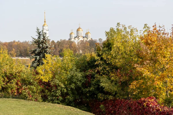 Piękny Widok Krajobrazu Rosyjskiego Prawosławnego Starożytnego Kościoła Złoty Upadek — Zdjęcie stockowe