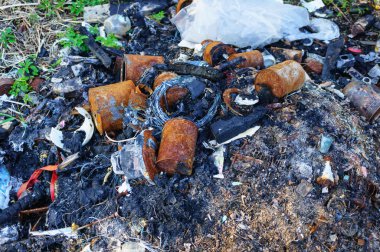 Yanmış bir çöp yığını. Çevre kirliliği. Ekolojik felaket.