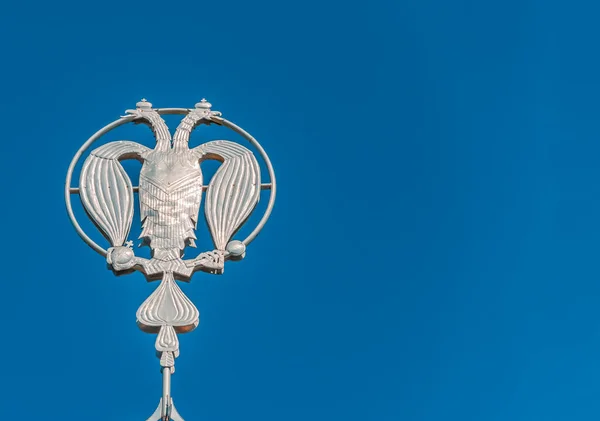 Rusya 'nın arması, mavi gökyüzünün arka planına karşı gümüş çift başlı kartal. Gümüş Rus heraldik sembolü, kopya alanı olan arkaplan.