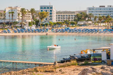 AYA NAPA, CYPRUS - 8 Haziran 2018: Kıbrıs Rum Kesimi 'nin zümrüt su ve plajı manzarası. Sandy Körfezi, Ayia Napa